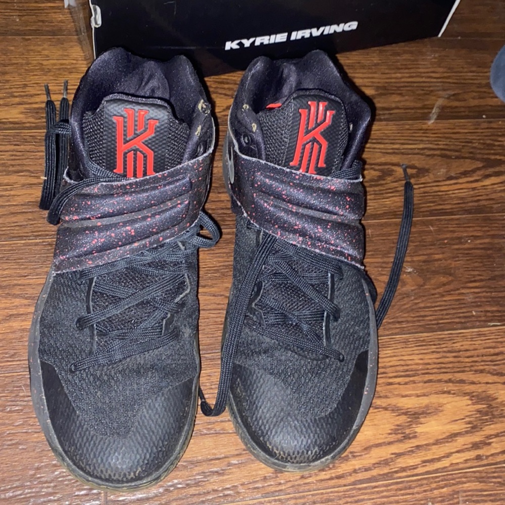 Nike Sz 10 Kyrie Irving 2 basketball shoes. Black/metallic silver. great shape!